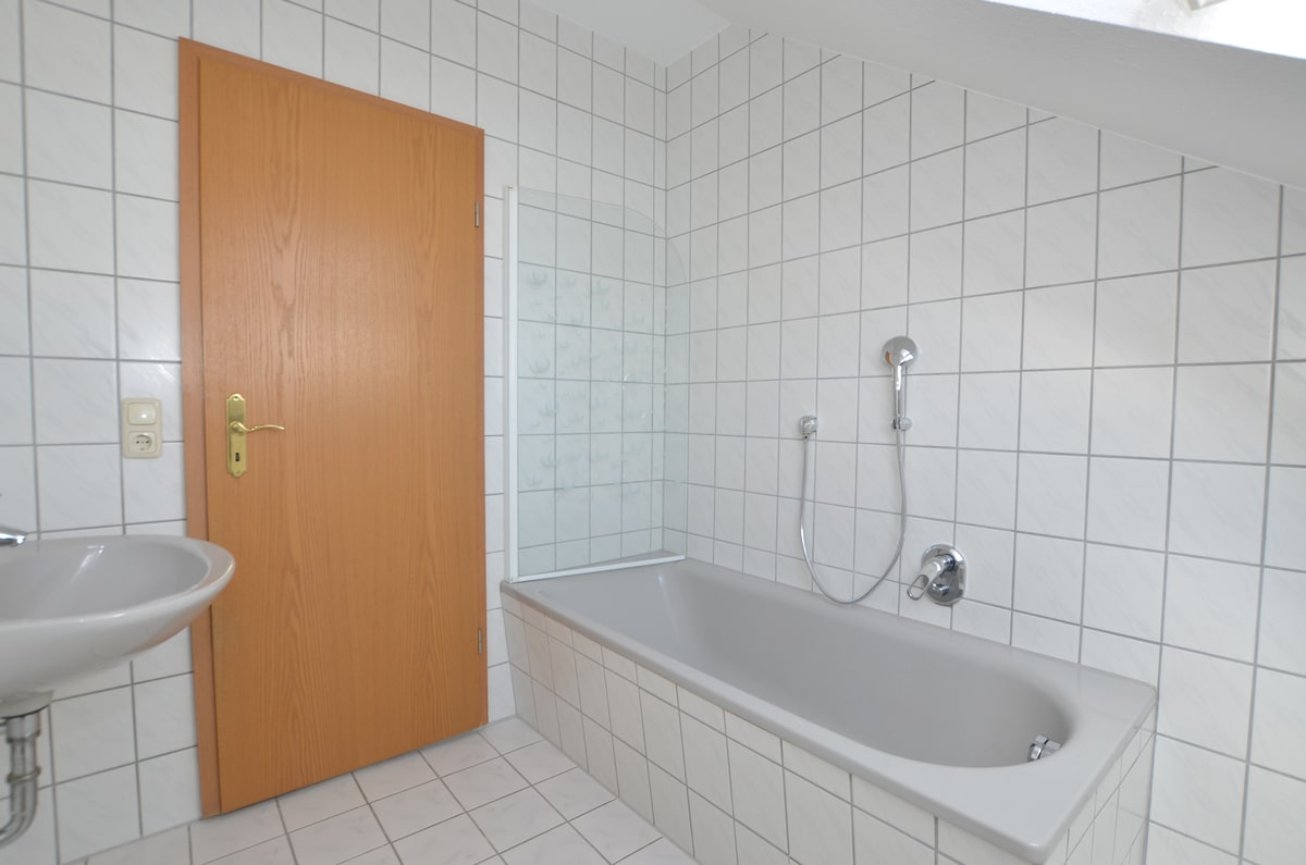 Tageslichtbad mit Badewanne