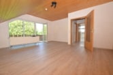 Wohnzimmer mit Balkon - DIETZ: Trendige 4 Zimmer-Dachgeschosswohnung im 2- Familienhaus mit Blick ins Grüne!