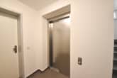 Personenaufzug - DIETZ: Moderne und helle 2-Zimmerwohnung im EG! mit 1 TG-Stellplatz und Kellerraum!