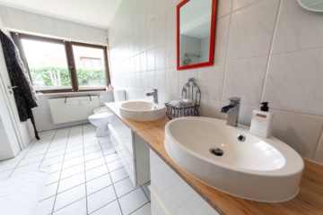 Großzügige Immobilie mit 2 Wohnungen – Erweiterungspotenzial – PV-Anlage ruhige Lage von Großostheim - Doppelwaschbecken EG (642209)