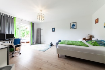 Großzügige Immobilie mit 2 Wohnungen – Erweiterungspotenzial – PV-Anlage ruhige Lage von Großostheim - Schlafzimmer 2 von 3 EG (642210)