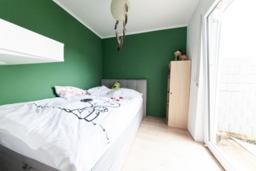 Großzügige Immobilie mit 2 Wohnungen – Erweiterungspotenzial – PV-Anlage ruhige Lage von Großostheim - Schlafzimmer 3 von 3 EG (642212)