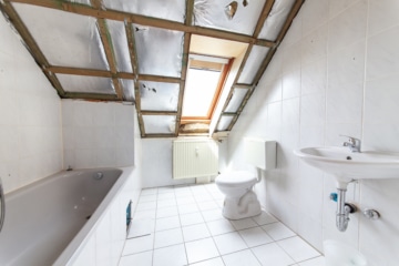 Großzügige Immobilie mit 2 Wohnungen – Erweiterungspotenzial – PV-Anlage ruhige Lage von Großostheim - Bad mit Wanne DG (642234)