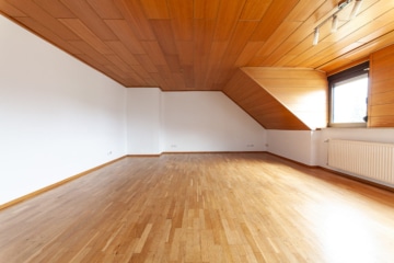 Großzügige Immobilie mit 2 Wohnungen – Erweiterungspotenzial – PV-Anlage ruhige Lage von Großostheim - Wohnbereich OG (642215)