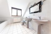 Bad mit Wanne u. Dusche OG - Großzügige Immobilie mit 2 Wohnungen – Erweiterungspotenzial – PV-Anlage ruhige Lage von Großostheim