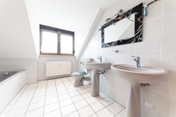 Großzügige Immobilie mit 2 Wohnungen – Erweiterungspotenzial – PV-Anlage ruhige Lage von Großostheim - Bad mit Wanne u. Dusche OG (642225)