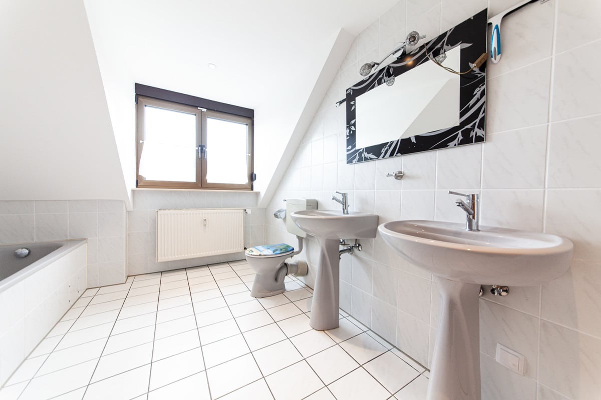 Bad mit Wanne u. Dusche OG