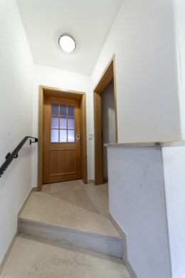 Großzügige Immobilie mit 2 Wohnungen – Erweiterungspotenzial – PV-Anlage ruhige Lage von Großostheim - Eingangsbereich OG (642229)