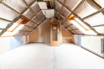 Großzügige Immobilie mit 2 Wohnungen – Erweiterungspotenzial – PV-Anlage ruhige Lage von Großostheim - Zimmer 2 von 2 DG (642231)