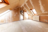 Zimmer 1 von 2 DG - Großzügige Immobilie mit 2 Wohnungen – Erweiterungspotenzial – PV-Anlage ruhige Lage von Großostheim
