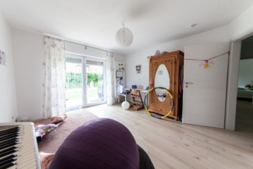 Großzügige Immobilie mit 2 Wohnungen – Erweiterungspotenzial – PV-Anlage ruhige Lage von Großostheim - Schlafzimmer 1 von 3 EG (642205)