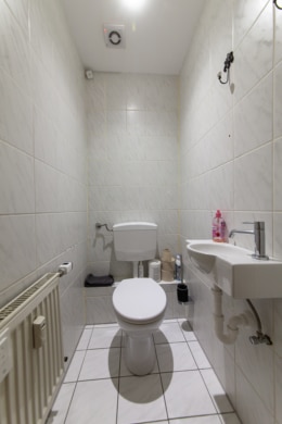 Großzügige Immobilie mit 2 Wohnungen – Erweiterungspotenzial – PV-Anlage ruhige Lage von Großostheim - Gäste-WC EG (642213)