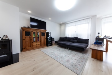 Großzügige Immobilie mit 2 Wohnungen – Erweiterungspotenzial – PV-Anlage ruhige Lage von Großostheim - Wohnbereich EG (642204)