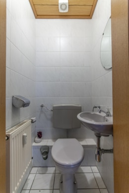 Großzügige Immobilie mit 2 Wohnungen – Erweiterungspotenzial – PV-Anlage ruhige Lage von Großostheim - Gäste-WC OG (642223)