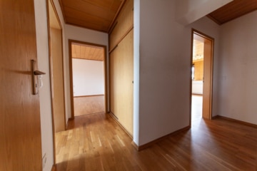 Großzügige Immobilie mit 2 Wohnungen – Erweiterungspotenzial – PV-Anlage ruhige Lage von Großostheim - Flur OG (642222)