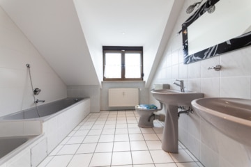 Großzügige Immobilie mit 2 Wohnungen – Erweiterungspotenzial – PV-Anlage ruhige Lage von Großostheim - Bad mit Wanne u. Dusche OG (642224)