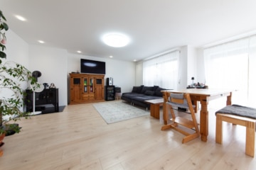 Großzügige Immobilie mit 2 Wohnungen – Erweiterungspotenzial – PV-Anlage ruhige Lage von Großostheim - Wohn- und Essbereich EG (642201)