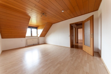 Großzügige Immobilie mit 2 Wohnungen – Erweiterungspotenzial – PV-Anlage ruhige Lage von Großostheim - Schlafzimmer 1 von 2 OG (642217)