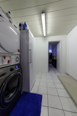 Großzügige Immobilie mit 2 Wohnungen – Erweiterungspotenzial – PV-Anlage ruhige Lage von Großostheim - Waschküche (642237)