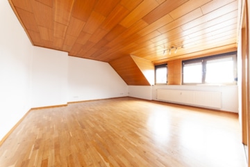 Großzügige Immobilie mit 2 Wohnungen – Erweiterungspotenzial – PV-Anlage ruhige Lage von Großostheim - Wohn- und Essbereich OG (642214)