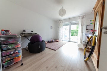 Großzügige Immobilie mit 2 Wohnungen – Erweiterungspotenzial – PV-Anlage ruhige Lage von Großostheim - Schlafzimmer 1 von 3 EG (642206)