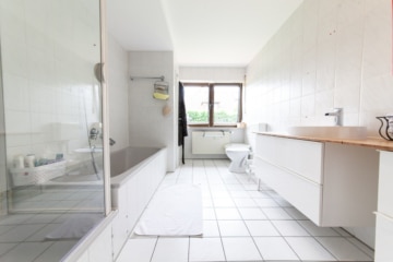 Großzügige Immobilie mit 2 Wohnungen – Erweiterungspotenzial – PV-Anlage ruhige Lage von Großostheim - TGL-Bad mit Wanne und Dusche EG (642207)