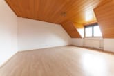 Schlafzimmer 1 von 2 OG - Großzügige Immobilie mit 2 Wohnungen – Erweiterungspotenzial – PV-Anlage ruhige Lage von Großostheim