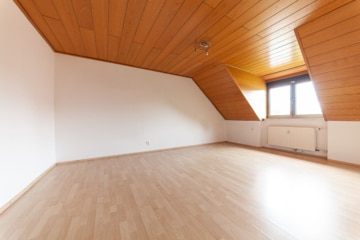 Großzügige Immobilie mit 2 Wohnungen – Erweiterungspotenzial – PV-Anlage ruhige Lage von Großostheim - Schlafzimmer 1 von 2 OG (642216)