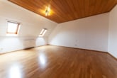Schlafzimmer 2 von 2 OG - Großzügige Immobilie mit 2 Wohnungen – Erweiterungspotenzial – PV-Anlage ruhige Lage von Großostheim