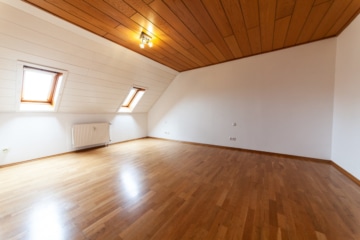 Großzügige Immobilie mit 2 Wohnungen – Erweiterungspotenzial – PV-Anlage ruhige Lage von Großostheim - Schlafzimmer 2 von 2 OG (642227)