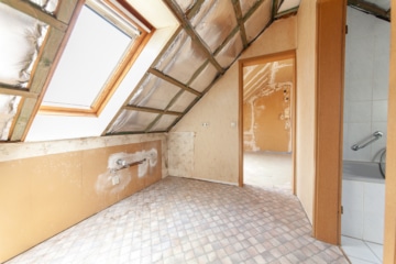 Großzügige Immobilie mit 2 Wohnungen – Erweiterungspotenzial – PV-Anlage ruhige Lage von Großostheim - Durchgangszimmer (642233)