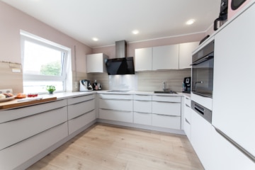 Großzügige Immobilie mit 2 Wohnungen – Erweiterungspotenzial – PV-Anlage ruhige Lage von Großostheim - Küche inkl. Einbauküche EG (642202)