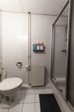 Großzügige Immobilie mit 2 Wohnungen – Erweiterungspotenzial – PV-Anlage ruhige Lage von Großostheim - Bad 4 KG (642238)