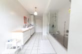 TGL-Bad mit Wanne und Dusche EG - Großzügige Immobilie mit 2 Wohnungen – Erweiterungspotenzial – PV-Anlage ruhige Lage von Großostheim
