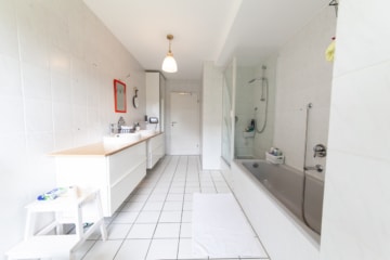 Großzügige Immobilie mit 2 Wohnungen – Erweiterungspotenzial – PV-Anlage ruhige Lage von Großostheim - TGL-Bad mit Wanne und Dusche EG (642208)