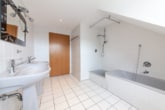Bad mit Wanne u. Dusche OG - Großzügige Immobilie mit 2 Wohnungen – Erweiterungspotenzial – PV-Anlage ruhige Lage von Großostheim