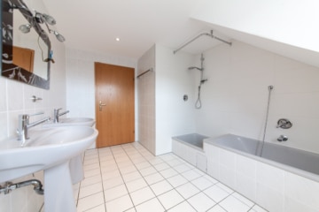 Großzügige Immobilie mit 2 Wohnungen – Erweiterungspotenzial – PV-Anlage ruhige Lage von Großostheim - Bad mit Wanne u. Dusche OG (642226)