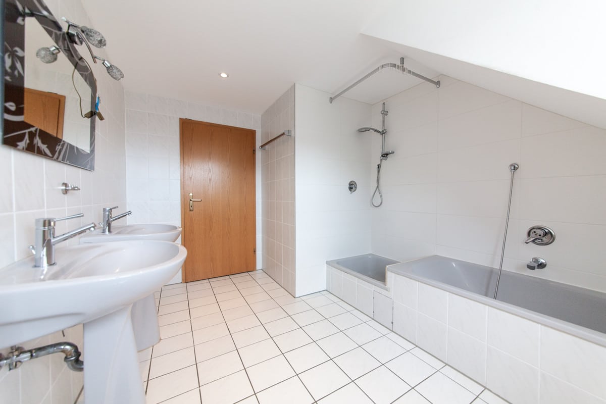 Bad mit Wanne u. Dusche OG