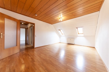 Großzügige Immobilie mit 2 Wohnungen – Erweiterungspotenzial – PV-Anlage ruhige Lage von Großostheim - Schlafzimmer 2 von 2 OG (642228)