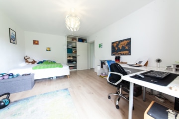 Großzügige Immobilie mit 2 Wohnungen – Erweiterungspotenzial – PV-Anlage ruhige Lage von Großostheim - Schlafzimmer 2 von 3 EG (642211)