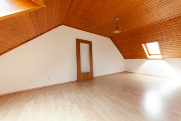 Großzügige Immobilie mit 2 Wohnungen – Erweiterungspotenzial – PV-Anlage ruhige Lage von Großostheim - Dachboden OG (642221)