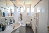 Badezimmer EG - Vermietetes 2 Familienhaus mit Garage, Garten und Terrasse in ruhiger Wohnlage von Messel!