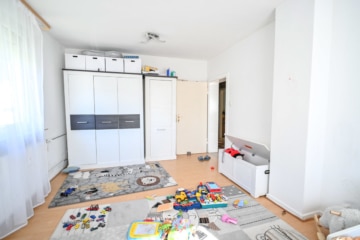 Vermietetes 2 Familienhaus mit Garage, Garten und Terrasse in ruhiger Wohnlage von Messel! - Schlafzimmer EG (623704)