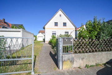 Vermietetes 2 Familienhaus mit Garage, Garten und Terrasse in ruhiger Wohnlage von Messel! - Außenansicht (623732)