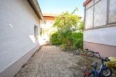 Innenhof - Vermietetes 2 Familienhaus mit Garage, Garten und Terrasse in ruhiger Wohnlage von Messel!