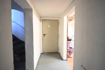Vermietetes 2 Familienhaus mit Garage, Garten und Terrasse in ruhiger Wohnlage von Messel! - Flur KG (623728)