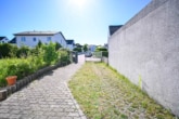 Hofeinfahrt - Vermietetes 2 Familienhaus mit Garage, Garten und Terrasse in ruhiger Wohnlage von Messel!