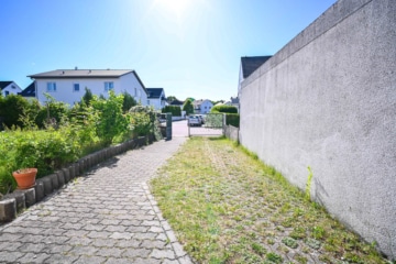 Vermietetes 2 Familienhaus mit Garage, Garten und Terrasse in ruhiger Wohnlage von Messel! - Hofeinfahrt (623725)