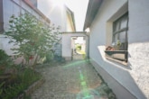 Innenhof - Vermietetes 2 Familienhaus mit Garage, Garten und Terrasse in ruhiger Wohnlage von Messel!