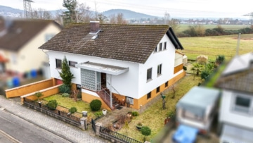 DIETZ: VERKAUFT! Großzügiges 2-Familienhaus in attraktiver Feldrandlage! Niedermittlau, 63594 Hasselroth / Niedermittlau, Zweifamilienhaus zum Kauf